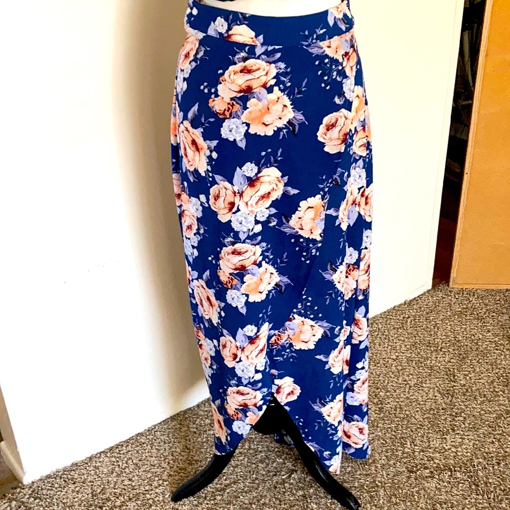 Envelope assymetrical skirt